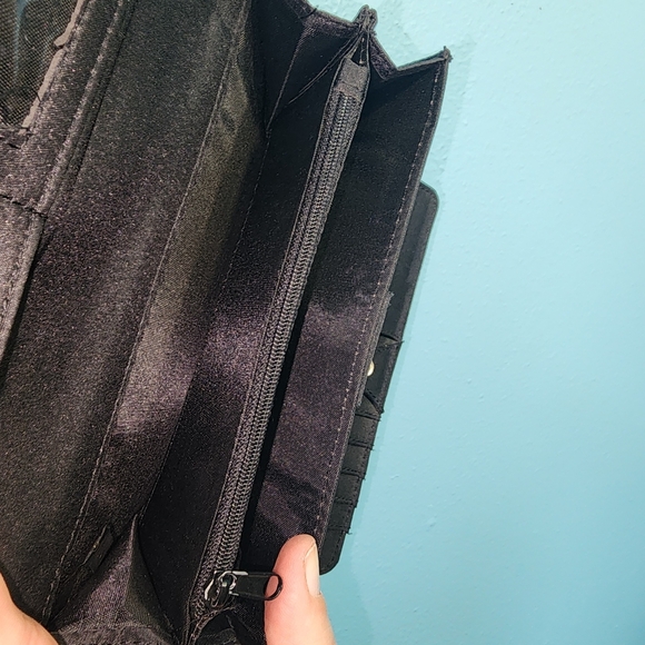 Kenneth Cole Reaction Wallet - Picture 2 of 5